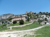 Església de Santa Cecília d’Odèn – Al darrere de l'església, al fons de la fotografia , apareixen les restes del castell d'Odèn.