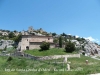 Església de Santa Cecília d’Odèn – Al darrere de l'església, al fons de la fotografia , apareixen les restes del castell d'Odèn.