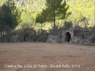 Camí a l'Església de Santa Creu de Palou – Mura - Cabanes de camp.