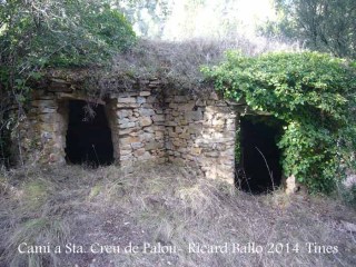 Camí a l'Església de Santa Creu de Palou – Mura - Tines de vi. Des del camí sols es veu la part posterior.