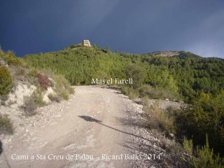 Camí a l'Església de Santa Creu de Palou – Mura - Al fons, el Mas del Farell.