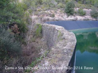 Camí a l'Església de Santa Creu de Palou – Mura - Bassa artificial d'aigua - Part superior de la presa per on accedim al camí de la darrera part del recorregut.