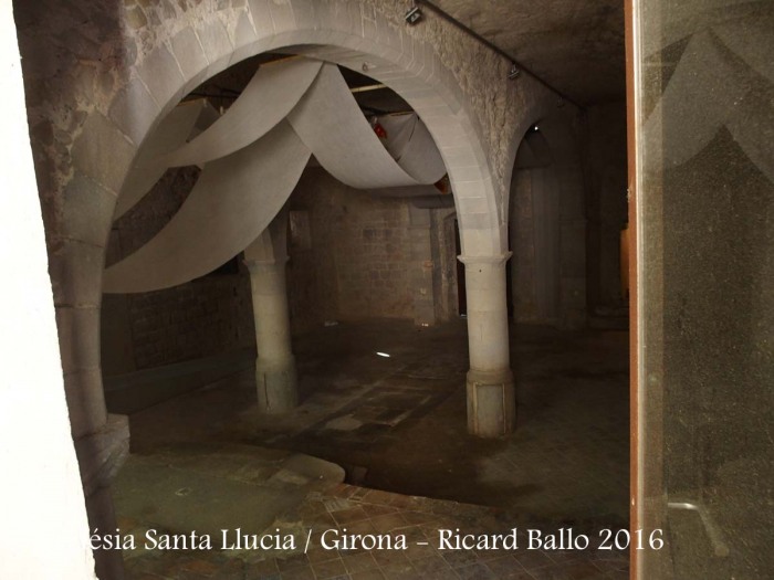 Església de Santa Llúcia – Girona - Fotografia obtinguda de manera força precària, introduint l'objectiu de la màquina de retratar de qualsevol manera, a través d'una obertura, no recordem ara si a la porta d'entrada, o bé a través d'una finestra ... . I així ha sortit la foto.