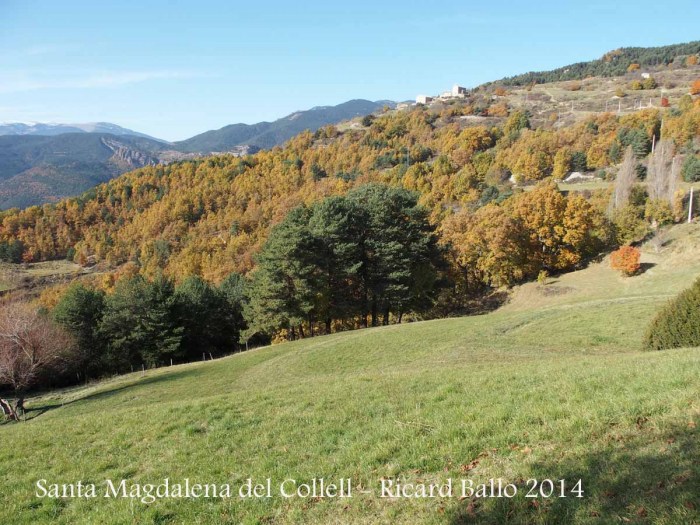 Vistes des de l'Església de Santa Magdalena del Collell – Guixers - L'edifici que apareix al fons de la fotografia, és l'església de Sant Pere de Montcalb