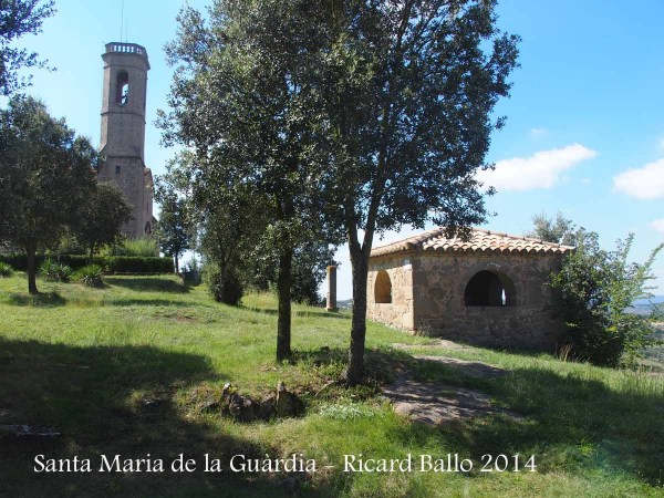 Santuari de Santa Maria de La Guàrdia – Sagàs - A la dreta, en primer terme, el Comunidor