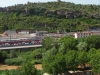 Manresa - Vistes des del Parc de La Seu - Simultàniament, uns darrere els altres, veiem, la carretera, el riu Cardener, l'estació del ferrocarril de la RENFE, i finalment, coronant la muntanya i presidida per una senyera, la torre de Santa Caterina, edificació del segle XIX.