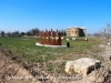 Església de Santa Maria de les Franqueses – Balaguer - Al davant, monument dedicat a la sardana