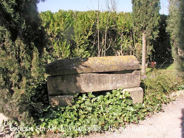 Església de Santa Maria de Viladordis – Manresa - Sarcòfac situat als jardins.