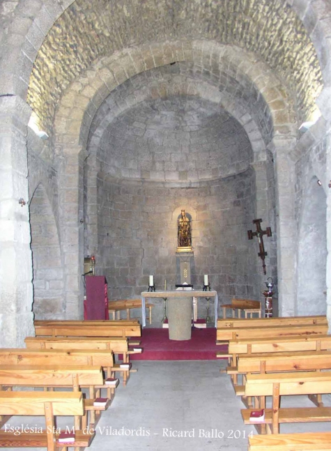 Església de Santa Maria de Viladordis – Manresa - Fotografia obtinguda des del vestíbul, a través del vidre de la porta d’entrada