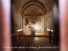 Església de Santa Maria de Vilaró–Olius - Fotografia de l'interior, aconseguida introduint l'objectiu de la màquina de fotografiar per entre mig de les barres de ferro d'una reixeta que hi ha a la porta d'entrada.