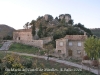 Església de Santa Maria del Castell de Miralles - Aquí veiem en primer lloc edificacions modernes. Al bell mig de la fotografia l\'església de Santa Maria. En darrer terme, les restes del castell de Miralles.