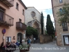 Església del Carme – Peralada - Un grup de visitants esperant poder accedir a l'interior del temple per tal de fer  una visita guiada.