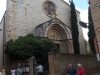 Església del Carme – Peralada - Un grup de visitants esperant poder accedir a l'interior del temple per tal de fer  una visita guiada.