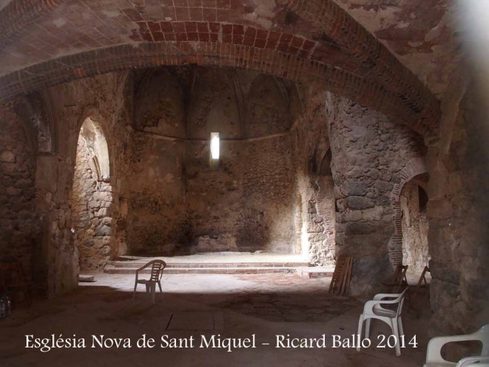 Església Nova de Sant Miquel – El Montmell - Fotografia de l'interior obtinguda introduint l'objectiu de la màquina de fotografiar a través d'un dels petits forats que hi ha a la porta d'entrada.