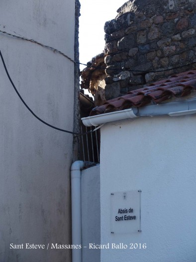 Església parroquial de Sant Esteve – Massanes - En aquesta fotografia apareix una mínima vista de l'absis d'aquesta església