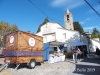 Església parroquial de Sant Joan – Campins - Entorn, un dia en  el que el carrer estava ocupat per una fira d'alimentació i altres productes