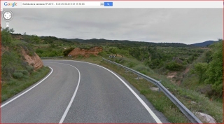 Església parroquial de Sant Pere – Sarral - Itinerari - Inici - Captura de pantalla de Google Maps, del lloc on abandonem la carretera TP-2311. En primer lloc, a la dreta, a l'altra banda del rail protector, el lloc on comença el camí a peu. Una mica més endavant, ja es veu l'església. Al bell mig de la fotografia, al final del rail, el lloc del voral que permet aparcar el vehicle.