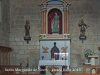 Fotografia de l'interior de l'església, aconseguida adossant l'objectiu de la màquina de retratar al vidre de la petita obertura que hi ha a la porta d'entrada