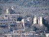 Vista general de Montsonís. A l'esquerra de la fotografia, a dalt,  apareix l'Església de Sant Urbà - A l'altre extrem, a la dreta, la torre del Castell de Montsonís, amb la seva bandera onejant al vent. Al costat mateix del castell, veiem la façana davantera de l'església parroquial de Santa Maria de Montsonís