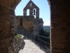 Església parroquial de Santa Maria – Fonolleres / Emmarquen aquesta fotografia les parets del pas que hi ha sota de la torre de l\'homenatge del castell de Fonolleres.