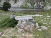 Estany gran de la Pera - Fixeu-vos-hi: el cartell assenyala en aquest lloc, i és correcte, una alçada de 2360 metres