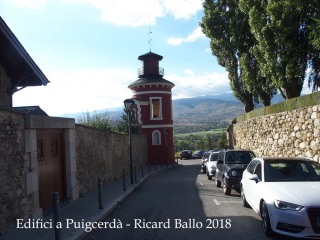 Vora la torre de la fortificació, hi ha aquesta curiosa  construcció.