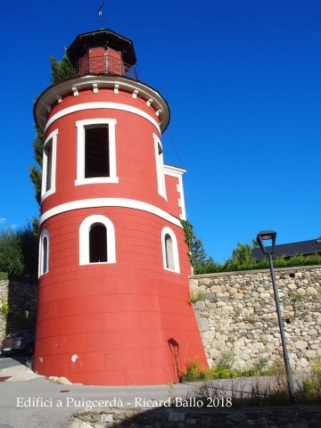 Vora la torre de la fortificació, hi ha aquesta curiosa  construcció.