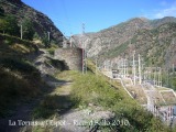 Tot i que des de la carretera ho sembli, no està dins de les instal·lacions de la Central hidroelèctrica.