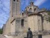 Monestir de Sant Cugat del Vallès. La figura de l'atent visitant de l'edificació és la del pintor en Francesc Cabanas Alibau. (Barcelona, 1909 - Sant Cugat del Vallès, 1985). Autor: Pascal Plasencia.