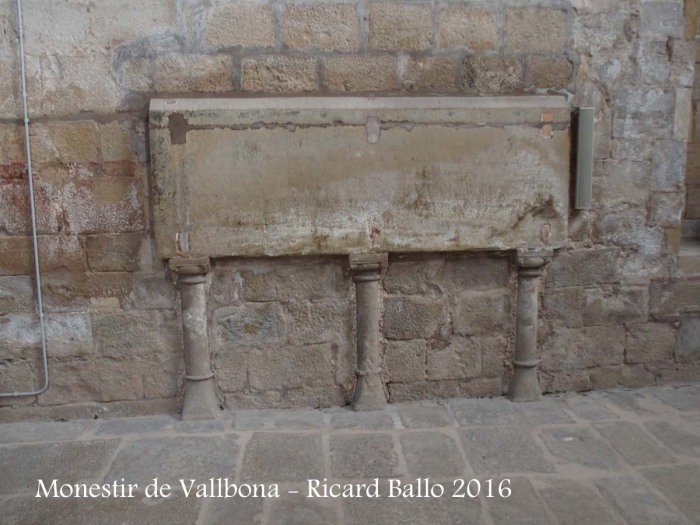 Monestir de Santa Maria de Vallbona – Vallbona de les Monges - Tomba de la princesa Sança d'Aragó, filla de la reina Violant d'Hongria, muller de Jaume I el Conqueridor