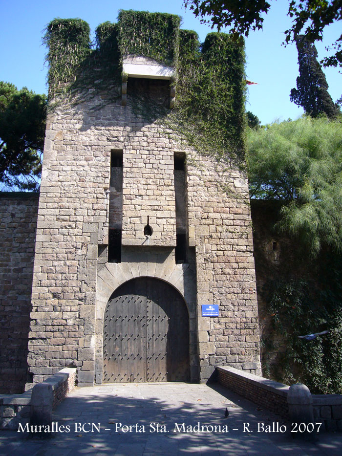 bcn-muralla-medieval-porta-de-sta-madrona-070804_501