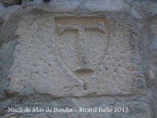 Nucli de Mas de Bondia – Montornès de Segarra - A cal Narcís Vell (carrer del Portal, 21), podem veure a la façana, el dibuix en relleu d'una creu hospitalària.