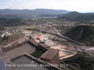 A la dreta, veiem el Pont de La Coromina des del castell de Cardona. A l'esquerra un dels baluards del castell de Cardona, vist de d'una posició més elevada del mateix castell.