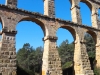 Pont del Diable – Tarragona - La presència d'una visitant als peus de la construcció, permet fer-se una bona idea de la magnitud d'aquest aqüeducte.