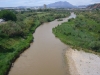 Pont del Diable - Martorell. Vistes des del pont. El riu Llobregat. Al fons, la muntanya de Montserrat.