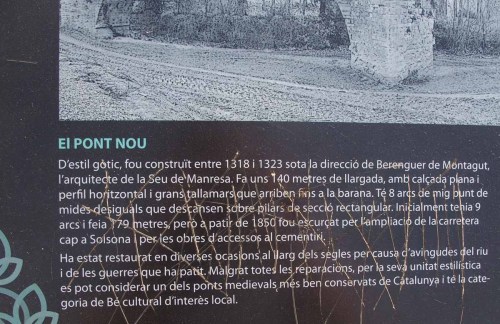 Pont Nou – Manresa - Fotografia d'un plafó informatiu situat al costat del pont. Com sempre, l'estupidesa humana fa que hi hagi brètols que malmetin aquest cartells, pagats entre tots, i que exerceixen una destrucció gratuita i innecessària.