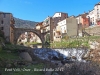 Pont Vell – Osor - La silueta de les dues persones contemplant la riera, dona una bona idea de les respectables mides d'aquest pont