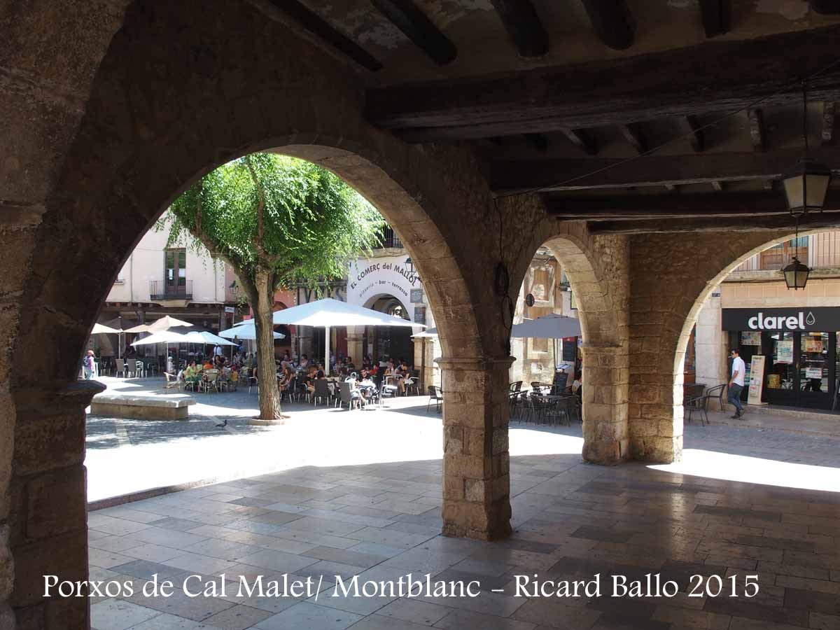 Porxos de Cal Malet – Montblanc - Des dels porxos es té una bona vista de la concorreguda Plaça Major