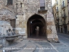 Porxos del carrer Merceria – Tarragona - A l'esquerra de la fotografia, apareix la Font de les escales de la Catedral.