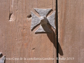 Presó o Casa de la castellania - Gandesa - A la base dels claus de la porta de fusta es pot apreciar la creu dels templers, constructors del palau.