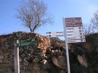 Indicador per anar al castell de l'Aguda, a l'església de Santa Maria de l'Aguda i a l'ermita de Sant Salvador del coll de l'Aguda-Torà