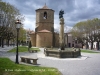 Sant Joan de les Abadesses - Església de Sant Pol. La font que ornamenta la plaça està coronada per una estàtua que representa el Comte Arnau.