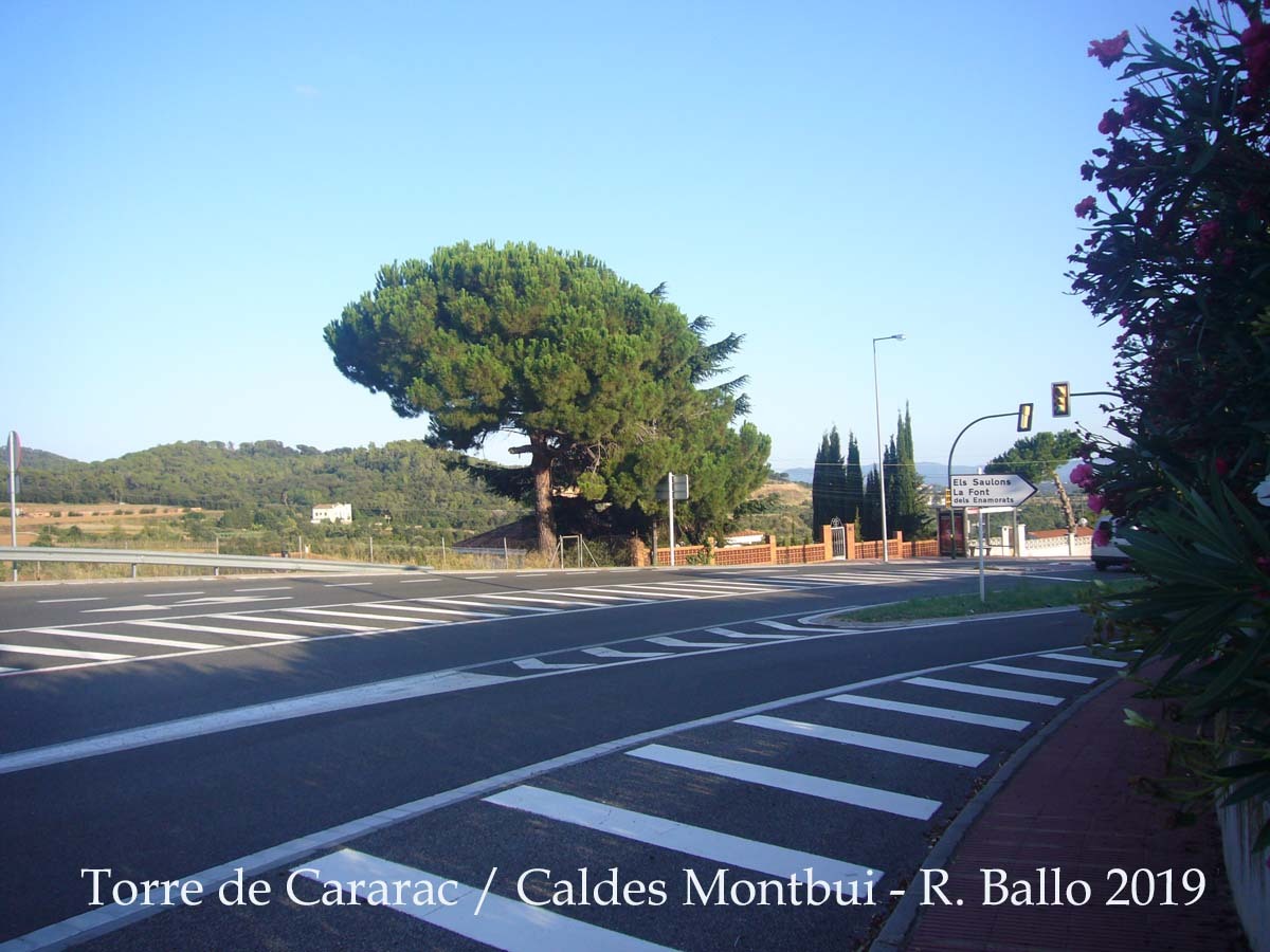 Torre de Cararac – Caldes de Montbui - Veiem aquesta edificació, de color blanc, a l'esquerra de la fotografia.