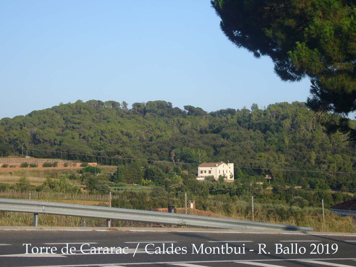 Aquí hi veiem la Torre de Cararac , adossada a la masia