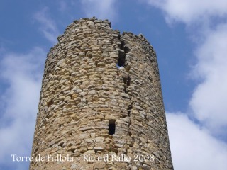 Creiem que aquesta escletxa amenaça seriosament la continuïtat de la torre.