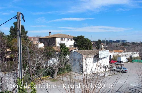 Torre de la Llebre – Rubí - En primer terme, la capella del segle XVII