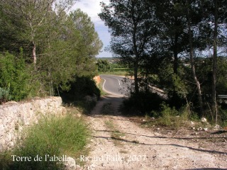 Torre de l'Abella - Camí de terra que accedeix a l'edificació.