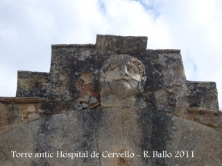 Torre de l'antic hospital de Cervelló - Olesa de Bonesvalls. A la llinda d'un dels portals, hi ha aquesta curiosa carota.