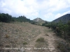  Inici camí cap el Castell d\'Orenga - Primerament trobarem la Torre de Mataperunya, visible a l\'esquerra de la fotografia.