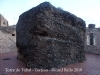 Torre de Túbal – Tortosa - Curiós bloc de "pedra de Montserrat" de mida respectable i forma regular, situat al davant de la torre.